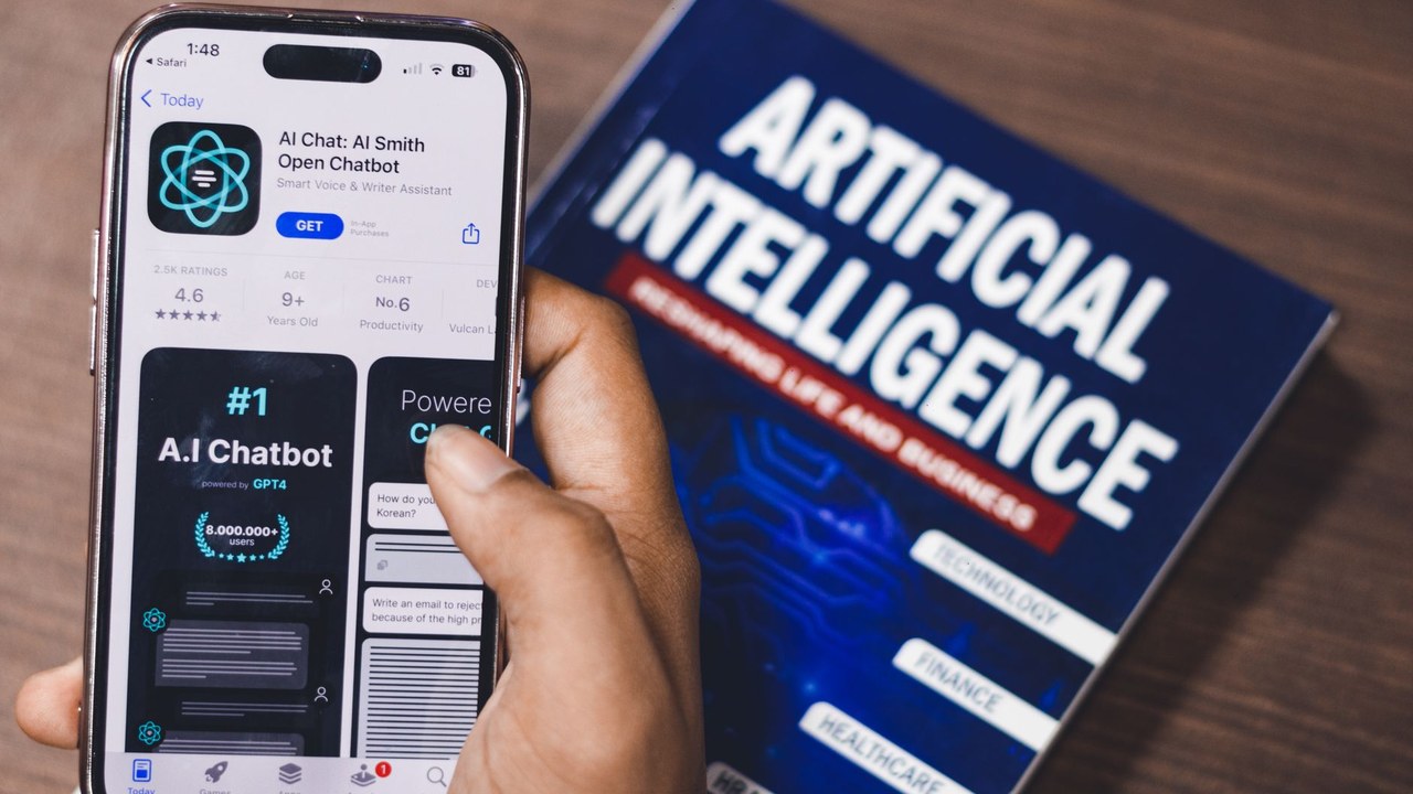 AI Chatbots vs Human Customer Support Teams innovation business