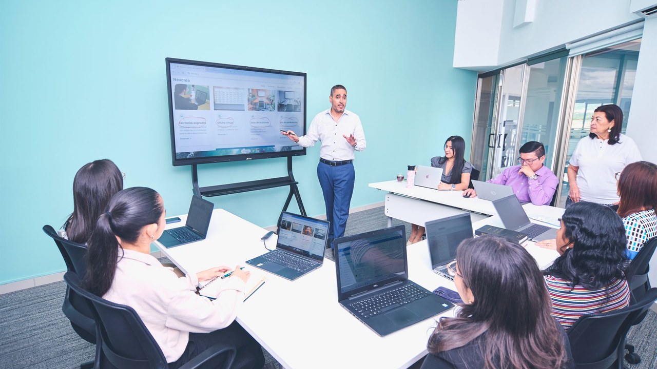 How to Train Employees to Use AI Effectively